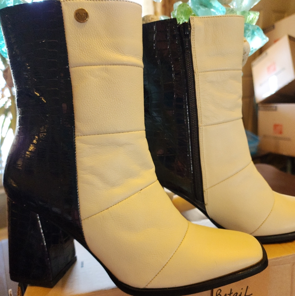 💥💥💥 Sale💥💥💥NWT Stivali black and cream boots
